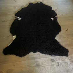 Dejligt mrkebrunt ko-lammeskind fra Thy Lam