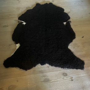 Dejligt mrkebrunt ko-lammeskind fra Thy Lam