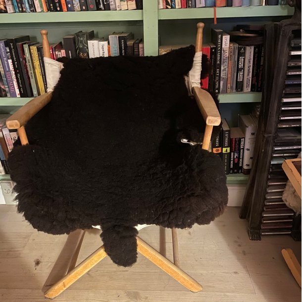 Mrkebrunt ko-lammeskind med hale fra Thy Lam