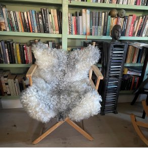 Thy Lam skind, hvid med gr ryg