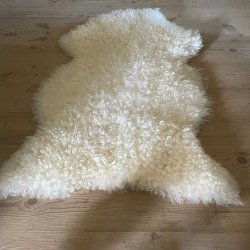 Krllet silkebldt lammeskind