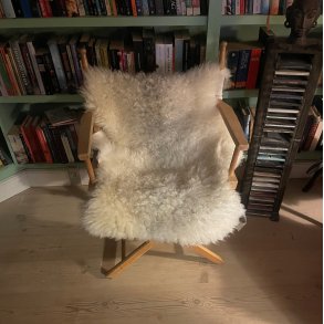 Krllet lammeskind med svage gr aftegninger