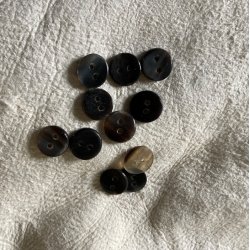 Runde mrke hornknapper