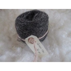Plantefarvet 1. trdet mrk gr kologisk garn farvet med gran hvis 40g
