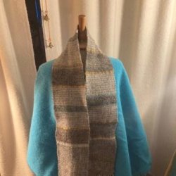 Bldt let halstrklde med strib