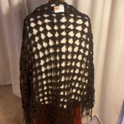 Brunt sjal med frynser