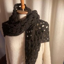 Brunt trekantet sjal