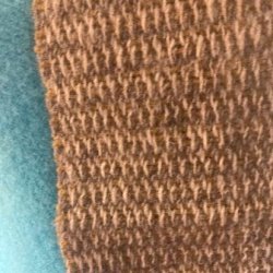 Gr�t halst�rkl�de med afd�mpede gule striber