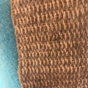 Grt halstrklde med afdmpede gule striber