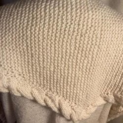 Rhvidt sjal med rullekant