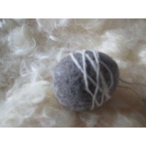 �g, gr� med hvid uldtr�d som dekoration ca. 6 cm h�j, med oph�ng