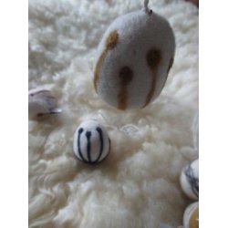 �g, med brunt m�nster, ca. 6�cm i h�jden, med oph�ng - mere brunt end foto nb.