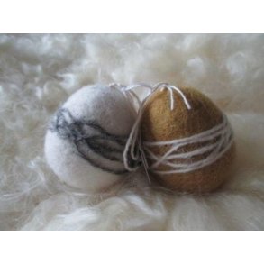 �g, r�hvid med gr� uldsnor som dekoration, ca. 6 cm i h�jden med oph�ng