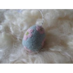 g pastel grn-blfarve med pink blomst, ca. 6 cm hj