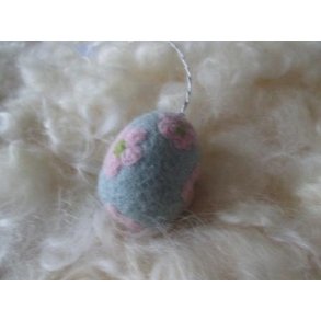 g pastel grn-blfarve med pink blomst, ca. 6 cm hj