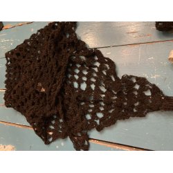 Brunt trekantet sjal