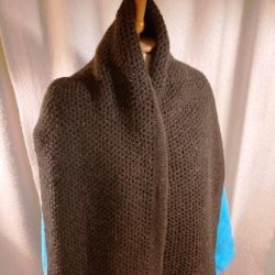 Strikket/hklet sjal, brunt - trekanter forenden.