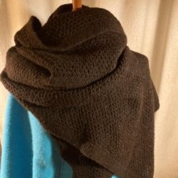 Strikket/hklet sjal, brunt - trekanter forenden.