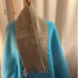 Gr�t halst�rkl�de med afd�mpede gule striber